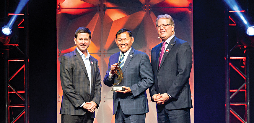 Paul Van Deventer, president and CEO of MPI, right; and Steve O’Malley, HMCC, CITP, chair of the MPI International Board of Directors, left; honor Gary Murakami with the 2019 Meeting Industry Leadership RISE Award at the 2019 World Education Congress in Toronto, Canada.